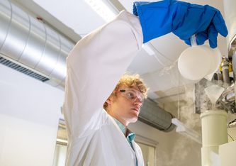 Nanopartikel für die Krebstherapie sichtbar machen: «Empa Young Scientist Fellow» Lukas Gerken kühlt ein Elektronenmikroskop mit Flüssigstickstoff. Bild: Empa