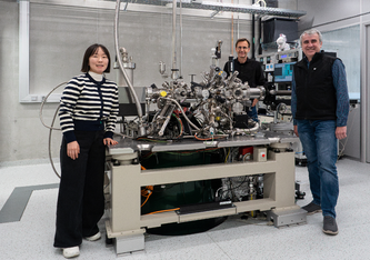 Yujeong Bae, Roman Fasel und Oliver Gröning (von links) mit einem der neuen Rastertunnelmikroskope. Foto: Empa