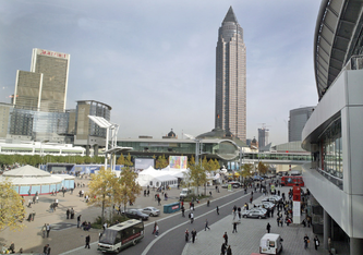 Die eindrucksvolle Kulisse des Frankfurter Messegeländes: Agora und Messeturm. (c) Frankfurter Buchmesse