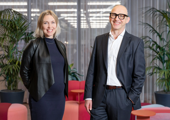 Jennifer Wadsworth, Leiterin des Phi-Lab, und Johann Richard, Leiter des ESDI, freuen sich über den Start des «European Space Deep-Tech Innovation Centre» ESDI. © Paul Scherrer Institut PSI/Markus Fischer