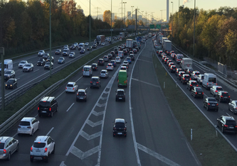 Stau auf einer Autobahn östlich von Zürich. Trotz technologischer Verbesserungen hat die Schweizer Personenwagenflotte seit Jahren hohe Emissionswerte. Ein Team der Empa hat nun Fahrzeugdaten mit Hilfe von Deep-Learning-Techniken untersucht.