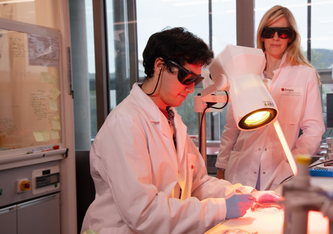 Wunden löten mit einer Nanopartikel-Paste und Licht: Oscar Cipolato und Inge Herrmann im «Particles-Biology Interac-tions»-Labor der Empa in St. Gallen. Bild: Empa