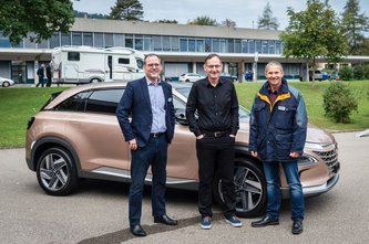 Peter Kyburz, Mario Fehr, Regierungsrat und Vorsteher der Sicherheitsdirektion und Urs Fröhli vor dem neuen wasserstoffbetriebenen Hyundai Nexo (Foto: Melanie Duchene)