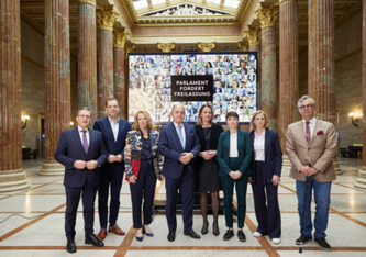 Von links: Klubobmann August Wöginger (ÖVP), Philip Kucher (SPÖ), Doris Bures (SPÖ), Nationalratspräsident Wolfgang Sobotka (ÖVP), Dagmar Belakowitsch (FPÖ), Sigrid Maurer (GRÜNE), Beate Meindl-Reisinger (NEOS), Norbert Hofer (FPÖ)
