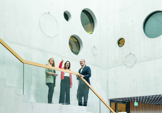 Im Gespräch: Nathalie Casas, Departementsleiterin «Energie, Mobilität und Umwelt» und Direktionsmitglied der Empa (Mitte), Corinne Reimann, Leiterin Garantie, Implenia Schweiz AG (links) und Christoph Kellenberger, Mitgründer