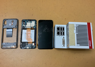 Auch ein oberflächlich beschädigtes Smartphone (links) kann problemlos die gleichen Aufgaben erfüllen, wie eine neuwertige Kontrolleinheit (rechts). (Bild: Hanmin Cai) 