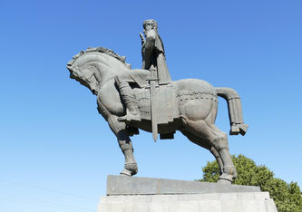 Statue von König Wachtang I. Gorgassali (auch Vakhtang Gorgasali) in Tiflis (Tbilisi)