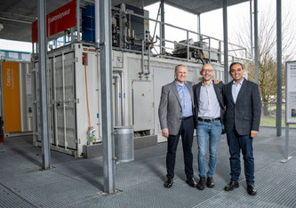 Leigh Hackett (links) und Saurabh Kapoor (rechts) von Metafuels und Marco Ranocchiari vom PSI (Mitte) auf der ESI-Plattform.