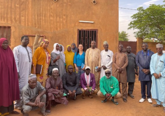 Maria Luisa Macieira Légeret (Bildmitte, blaues Shirt) bei ihrem Besuch in Niamey im März 2023 (Foto: www.sos-kinderdorf.ch)
