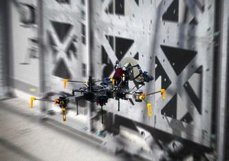 Testwand im «DroneHub» mit modularen Bauelementen für Versuche mit fliegenden Baurobotern. — © Empa