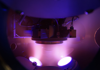Argon-Plasma in der Vakuumkammer beim Magnetron-Sputtern, mit dem Substrat in der Bildmitte. — © Empa