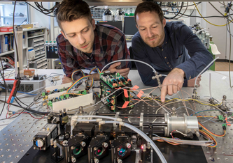 Die Gründer des erfolgreich verkauften Empa-Spin-offs «MIRO Analytical», Oleg Aseev (links) und Morten Hundt, mit dem Prototyp des von ihnen entwickelten Messgeräts zur Messung von Luftschadstoffen. Bild: Empa