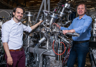 Niels Schröter (links) und Vladimir Strocov an einer der Experimentierstationen der Synchrotron Lichtquelle Schweiz SLS des PSI. (Foto: Paul Scherrer Institut/Mahir Dzambegovic)