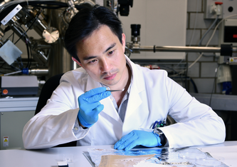 Empa-Forscher Fei Pan arbeitet an einer Membran aus Nanofasern, die Medikamente nur dann abgibt, wenn sich das Material erwärmt.