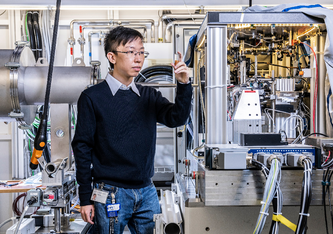 Zirui Gao, Forscher am PSI, hat für experimentelle Untersuchungen einen neuen Algorithmus entwickelt. (Foto: Paul Scherrer Institut/Markus Fischer) 