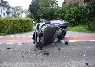 In Selzach verlor der Lenker heute morgen die Kontrolle über den Mercedes. (Bildquelle: Polizei Kanton Solothurn)