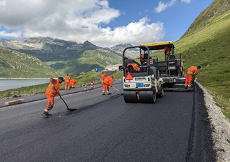 Teststrecke auf dem Lukmanierpass: Strassen in Höhenlagen sind besonders anfällig auf Risse. Bild: Empa