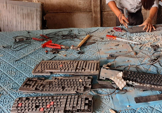 Demontage von Keyboards. In Indien werden mehr als 90 % des Elektroschrotts von Kleinstgewerblern verarbeitet. Bild: Ecowork