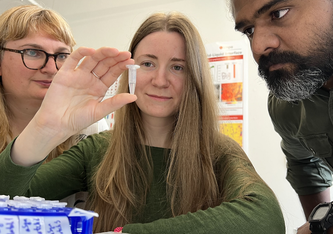 Protein-Detektei: Die Empa-Forschenden Peter Nirmalraj und Olena Synhaivska und Silvia Campioni (v.r.n.l.) ergründen wichtige Schritte im molekularen Krankheitsgeschehen von Parkinson.
