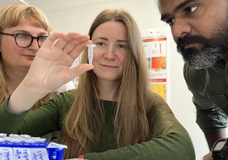 Protein-Detektei: Die Empa-Forschenden Peter Nirmalraj und Olena Synhaivska und Silvia Campioni (v.r.n.l.) ergründen wichtige Schritte im molekularen Krankheitsgeschehen von Parkinson. 