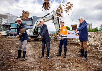 (von links) André Ingold, Stadtpräsident Dübendorf, Empa-Direktor Gian-Luca Bona, Implenia CEO André Wyss und Rik Eggen, Direktion Eawag. Bild: Nicolas Zonvi - Spatenstich für das neue Laborgebäude