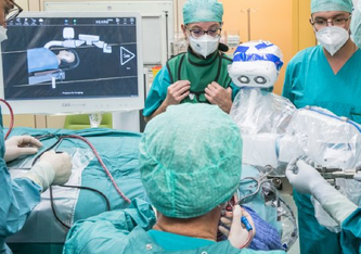 An der Universitätsklinik für Hals-, Nasen- und Ohrenkrankheiten von MedUni Wien und AKH Wien wurde eine der ersten Operationen weltweit mit einer neuen Roboter-Technologie durchgeführt.