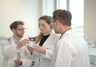 Die Empa-Forscher Kevin De France und Gustav Nyström (rechts) entwickelten gemeinsam mit Corina Milz von Lidl Schweiz die nachhaltige Cellulose-Schutzschicht für Früchte und Gemüse. Bild: Empa 