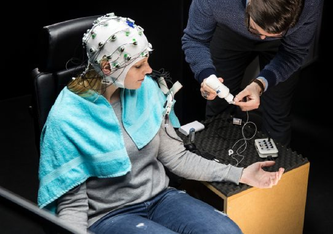 Der Forscher Dr. Mathias Vukelic bereitet eine EEG-Messung vor und stellt mithilfe von Gel eine bessere Leitfähigkeit der Elektroden her. Audi