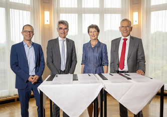 Gruppenfoto von Unterzeichnung der Charta