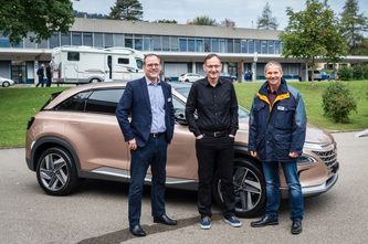 Peter Kyburz, Mario Fehr, Regierungsrat und Vorsteher der Sicherheitsdirektion und Urs Fröhli vor dem neuen wasserstoffbetriebenen Hyundai Nexo (Foto: Melanie Duchene) 