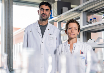 PSI-Forschende Aswani Sharma und Natacha Gaillard haben einen Wirkstoff gegen Parasiten gefunden. (Foto: Paul Scherrer Institut/Markus Fischer)