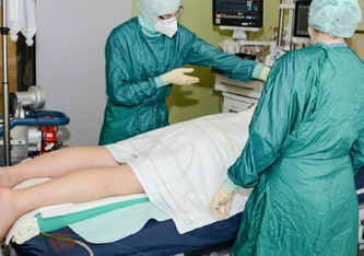Je nach Körpergröße, Gewicht und eingesetzter Medizintechnik können bei der Umlagerung eines Patienten auf der Intensivstation fünf Personen beteiligt sein (Foto: Marcel Mompour). HDZ NRW