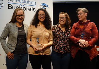 Corina Burkhardt, die Gewinnerin Sabrina Milazzo, Evelyne Aschwanden und Susanne Pavlovic, Gewinnerin in der Kategorie Belletristik (von links)