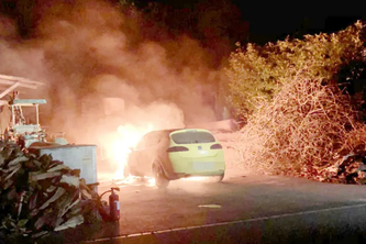 Neuwilen TG - Seat fängt auf Parkplatz Feuer 22.04.2020 | 11:36 Kantonspolizei Thurgau Nächster ❯ Der Seat erlitt Totalschaden. (Bildquelle: Kantonspolizei Thurgau) Die Feuerwehr musste in der Nacht auf Mittwoch in Neuwilen ein brennendes Auto
