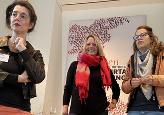 Im Einsatz für die Literatur: Julia Knapp (Programmleiterin), Sabine Schirle (Präsidentin) und Rebekka Salm (Autorin und Moderatorin) Bild: uha