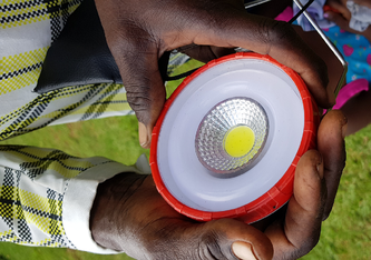 Sauberes Licht: LED-Lampen ersetzen in Afrika offene Feuer und Petroleumlampen. Bild: Empa / ETH 