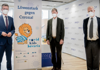 Präsentierten die zentralen Ergebnisse der COVID Kids Bavaria Studie (v.l.n.r.): Wissenschaftsminister Bernd Sibler und die beiden Studienleiter Prof. Christoph Klein und Prof. Dr. Johannes Hübner von der Klinik für Kinderheilkunde des LMU Klinikums.