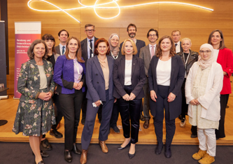 Gruppenfoto mit Zweite Nationalratspräsidentin Doris Bures (SPÖ) (Copyright: Parlamentsdirektion/Thomas Topf)
