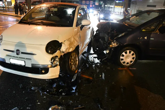 Beide Autos erlitten Totalschaden. (Bildquelle: Stadtpolizei Chur)