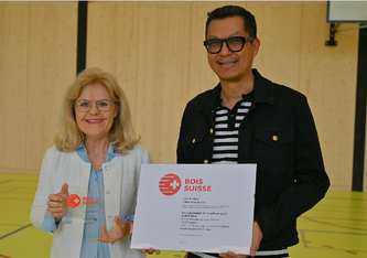 Übergabe «Label Schweizer Holz» am 5. Mai 2023: Gilberte Schär, Präsidentin Lignum Freiburg und Kim-Dao Tran, Projektleiter armasuisse Immobilien ©VBS/DDPS (JPG, 1 MB)
