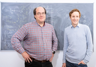 Die beiden PSI-Physiker Andreas Läuchli (links) und Andreas Elben waren an der Entwicklung eines neuartigen digital-analogen Quantensimulators beteiligt. © Paul Scherrer Institut PSI/Mahir Dzambegovic