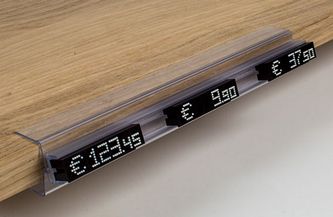 TAXOM Holzregal-Modulleiste am Holzregal mit drei schwarzen TAXOM 800 Preismodulen