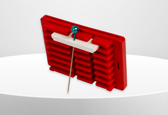 TAXOM 100 Pin Holder, befestigt an einem roten Frame / Rahmen im Format 44x27