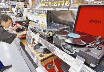 ヨドバシカメラ札幌店では１万円前後のレコードプレーヤーの品ぞろえが充実（6月14日北海道新聞夕刊1面より）