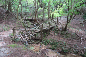 金糞峠分岐の朽ちかけた橋