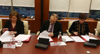 El momento de la firma del VI Convenio Mapfre Grupo Asegurador