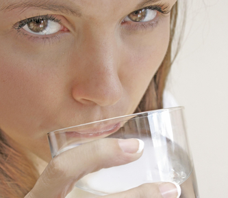 Kind trinkt Wasser
