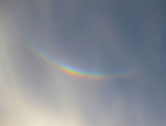 Steht wie ein umgedrehter Regenbogen über der Sonne