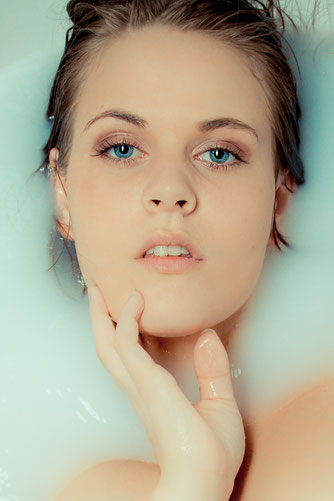 Michbad Milkbath Nude Nudeart Dessous Studiophotography Photostudio CaughtMoments Fotoshooting Photoshooting Rastatt Bühl Baden-Baden Achern Rheinmünster