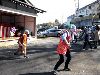 ひょっとこ達、境内へ!この後、参道の方々にも配っておりました。